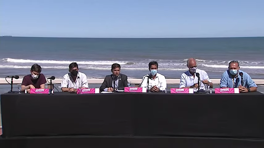 Acompañado de algunos funcionarios de su gabinete, Kicillof brindó una conferencia de prensa desde Necochea