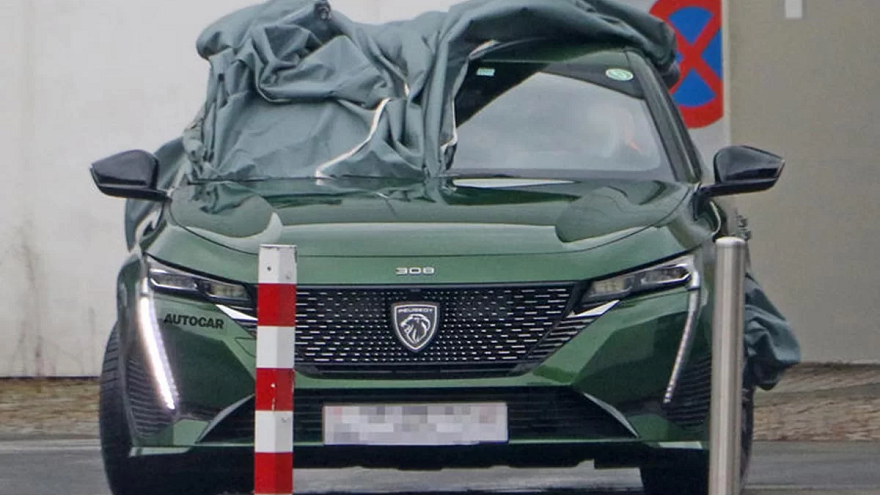 El nuevo Peugeot 308 estrena el renovado logo.