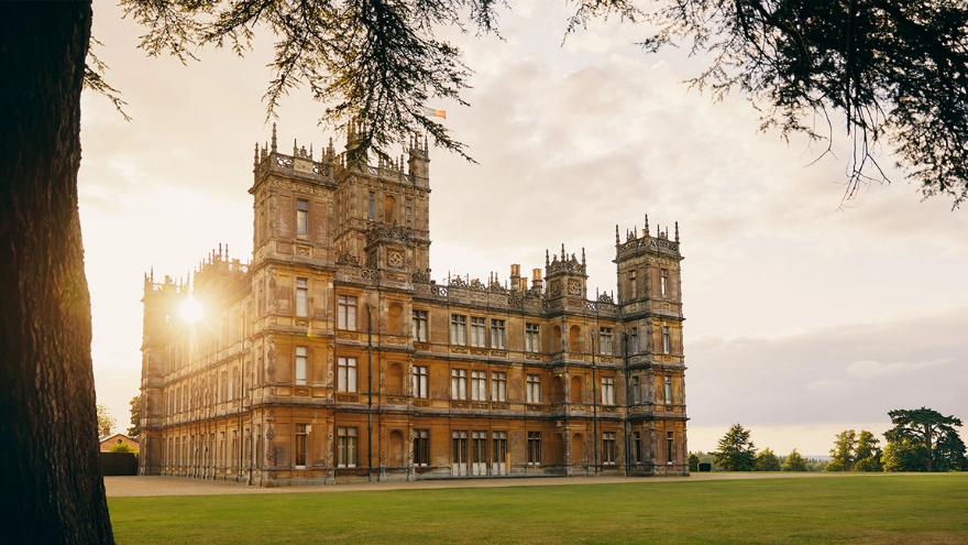 La serie y su pelicula cuentan la historia de la familia Crawley y sus sirvientes, quienes viven en la abadía de Downton