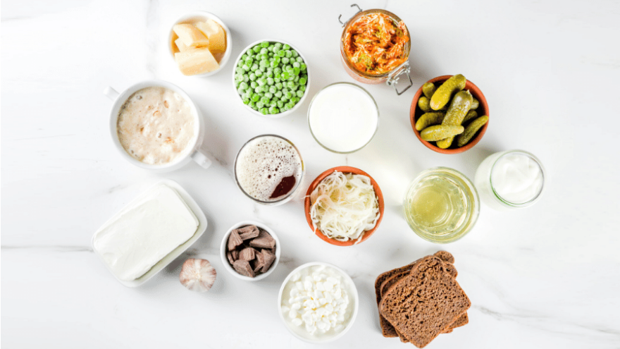 Los probióticos se se encuentran naturalmente en el yogur, el kéfir, el requesón y el pan de masa fermentada