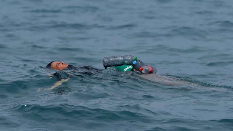 El joven ató a su cuerpo botellas plásticas para intentar mantenerse a flote en el cruce del Mediterráneo