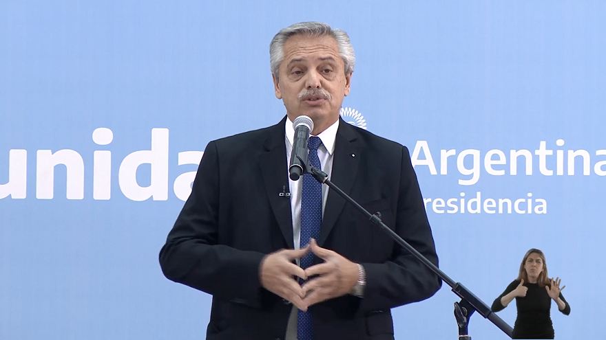 Lejos está hoy el Gobierno de compartir la mirada de los industriales para reformular las políticas fiscales en un país donde sólo el 30% de la población paga impuestos; donde la cantidad de tributos que se acumulan son enormes y con una legislación fiscal desordenada, burocrática y de gravámenes desorbitantes como los que se aplican, por ejemplo, a los alimentos con un 38%; las bebidas con un 47%; las naftas con otro 80%.