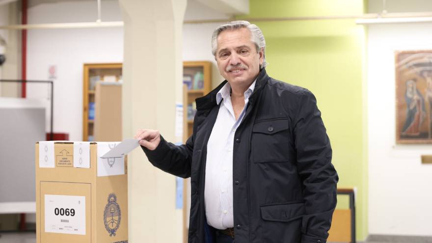 Alberto Fernández fue a votar cerca de las 9 y media de la mañana