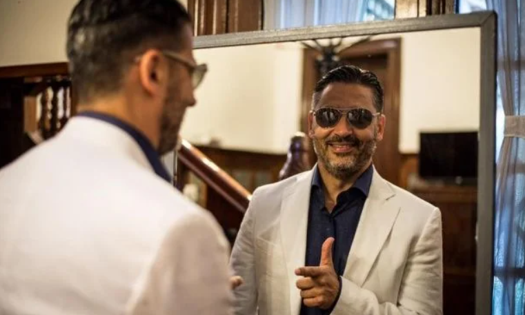 Mientras vive una vida de lujos, Menéndez