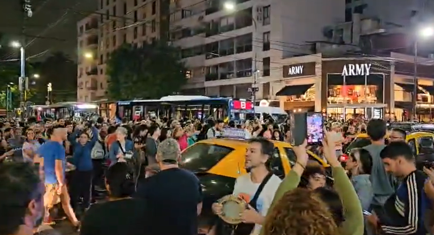 Vecinos concentrados en Caballito: un cacerolazo espontáneo fue la respuesta al controvertido DNU anunciado por Milei
