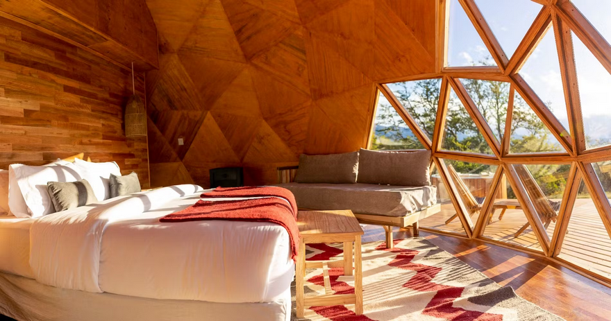 Inmersos en la naturaleza, los domos están diseñados con materiales sustentables y en muchos casos reciclados