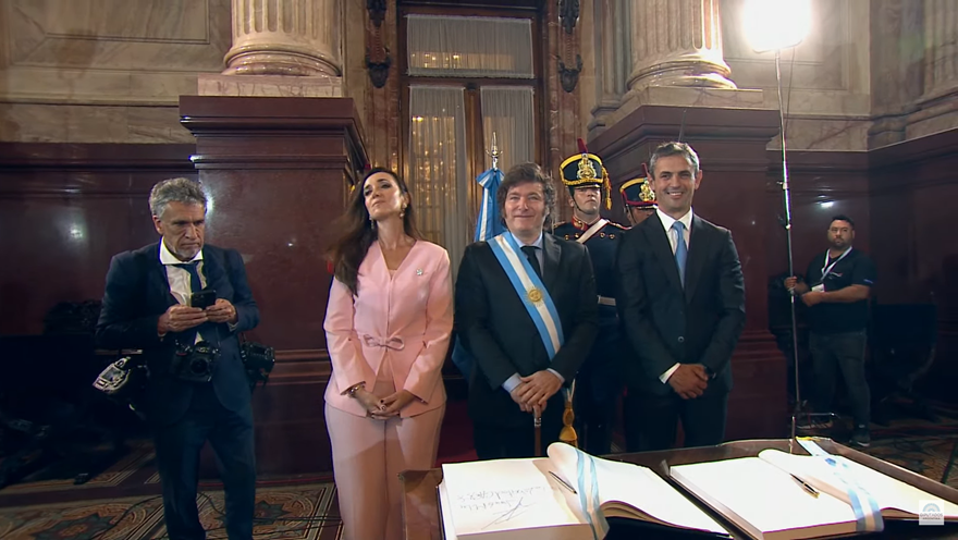 Javier Milei firmó los libros de honor con la frase 